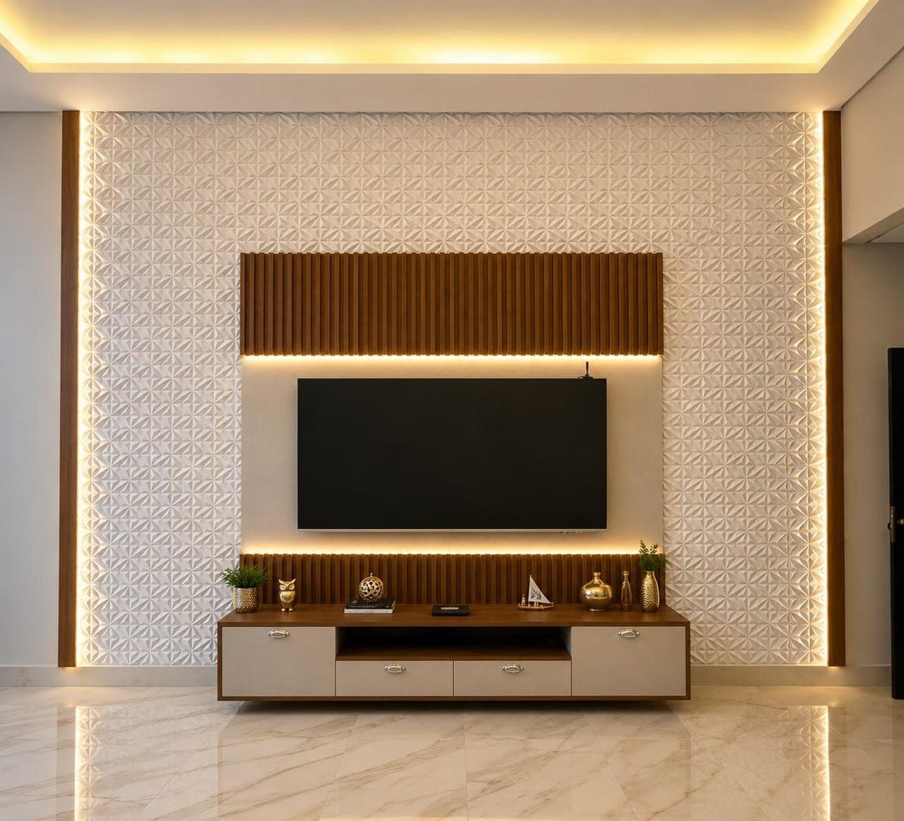 Painel de TV com madeira ripada, iluminação embutida e rack suspenso em madeira e off-white